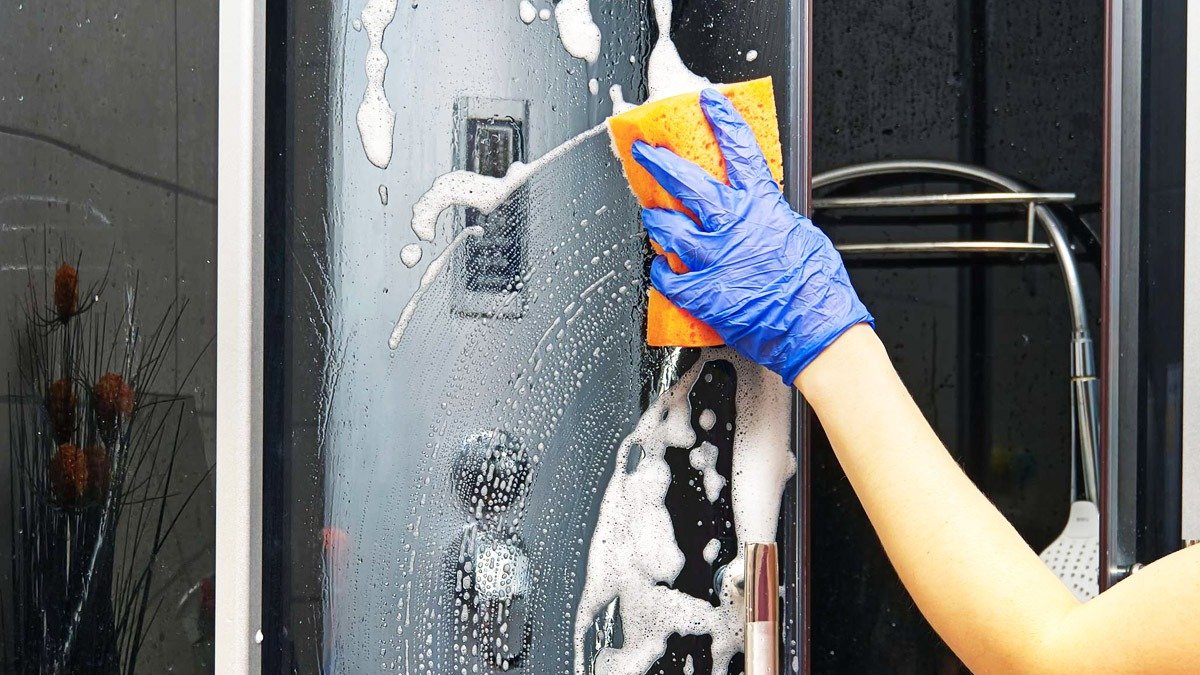 Hotelové tajemství: tento prostředek odstraní i ten nejodolnější vodní kámen ze sprchového koutu bez drhnutí