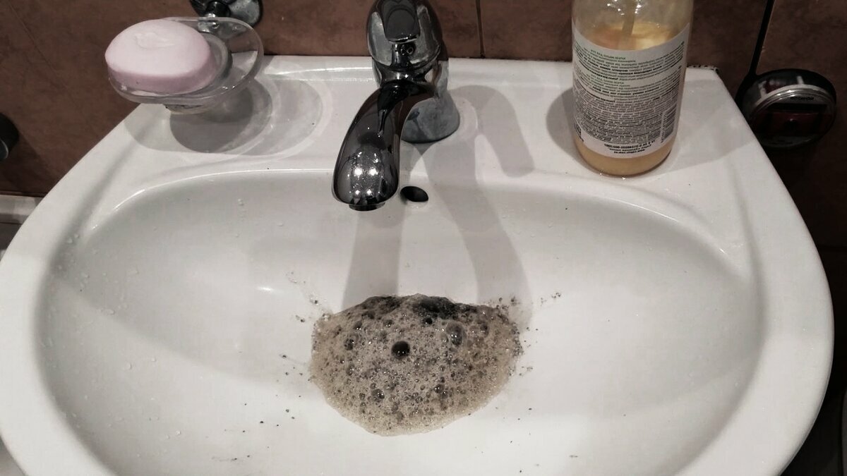 Ani ocet, ani soda: nalijte půl sklenice do odpadu a nechte ho, ať se vyčistí sám 10 Ani ocet, ani soda: nalijte půl sklenice do odpadu a nechte ho, ať se vyčistí sám