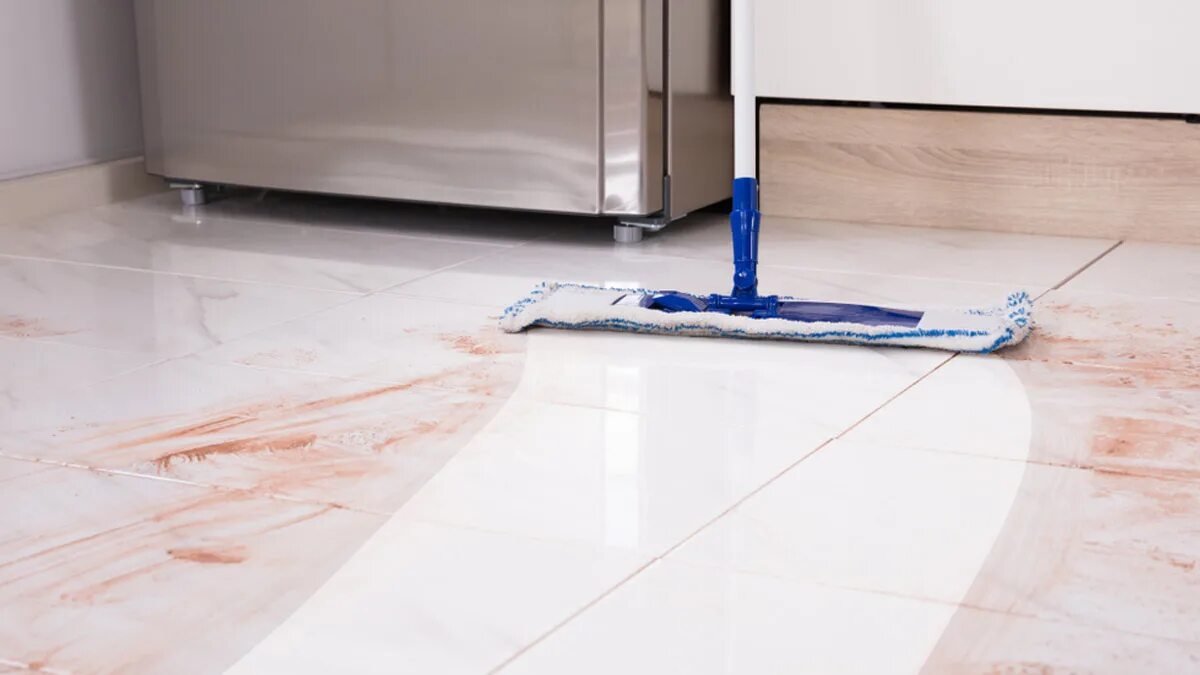 Bílá dlažba na podlaze začala vypadat zašpiněně? Velmi jednoduchý způsob čištění a dlažba bude znovu působit světlá a čistá