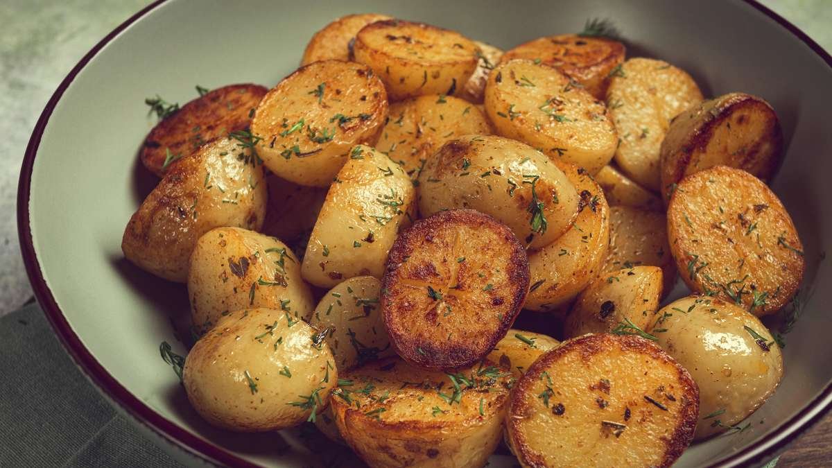 Brambory, na které se nezapomíná křupavé chimichurri s charakterem