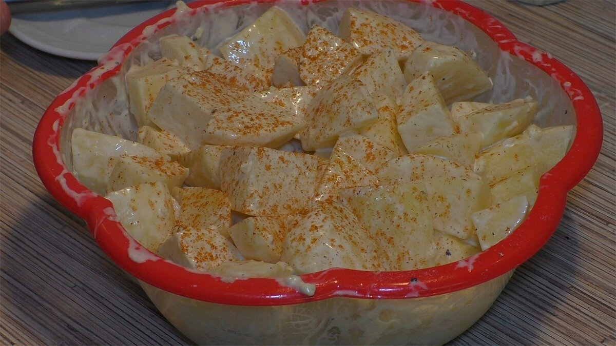 Pečené brambory budou křupavé: stačí přidat jednu ingredienci