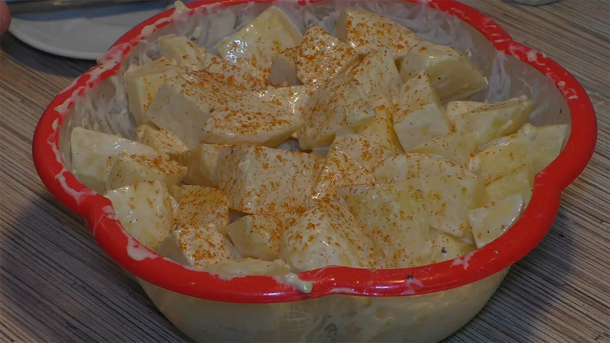 Pečené brambory budou křupavé: stačí přidat jednu ingredienci