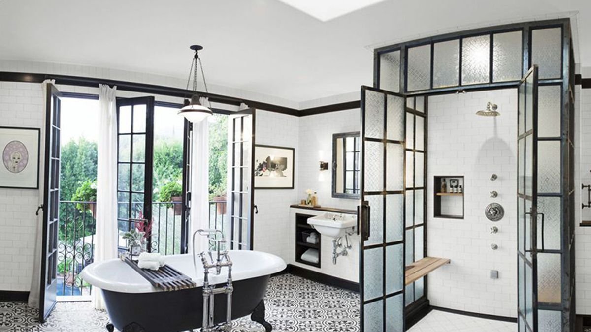 Čeští interiéroví odborníci upozorňují Vyměnit vanu za sprchový kout je změna s největším efektem v koupelně