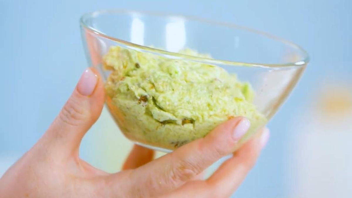 Ideální pohoštění na Nový rok 2026 – tartaletky s červenou rybou a avokádem: elegantní a chutné