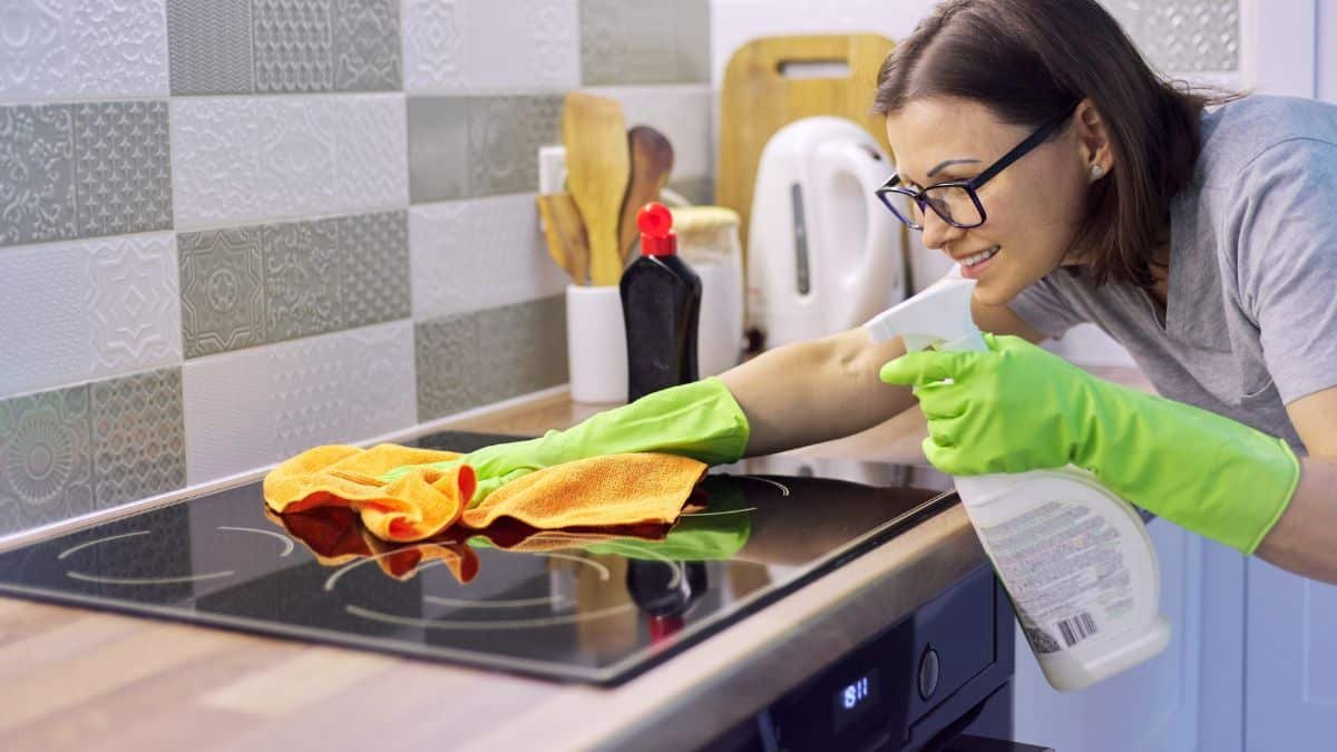 Čištění varné desky domácí prostředky si poradí s připáleninami hned 22 Čištění varné desky domácí prostředky si poradí s připáleninami hned