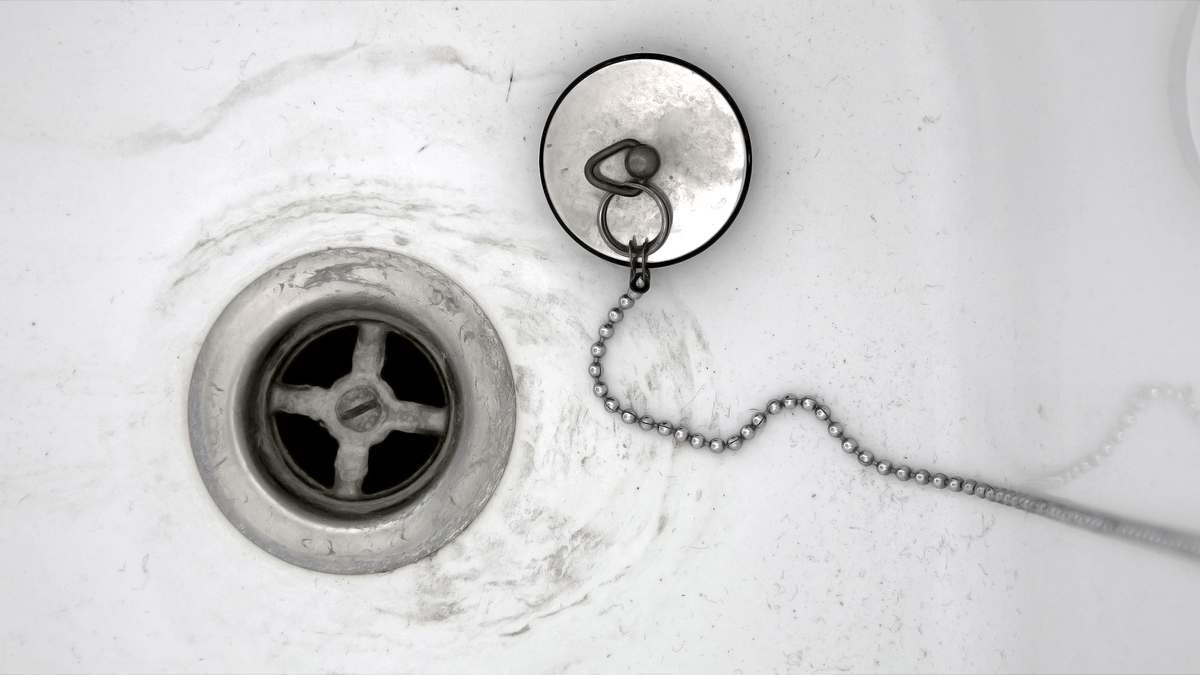 Co dělat, když v koupelně cítíte zápach z kanalizace