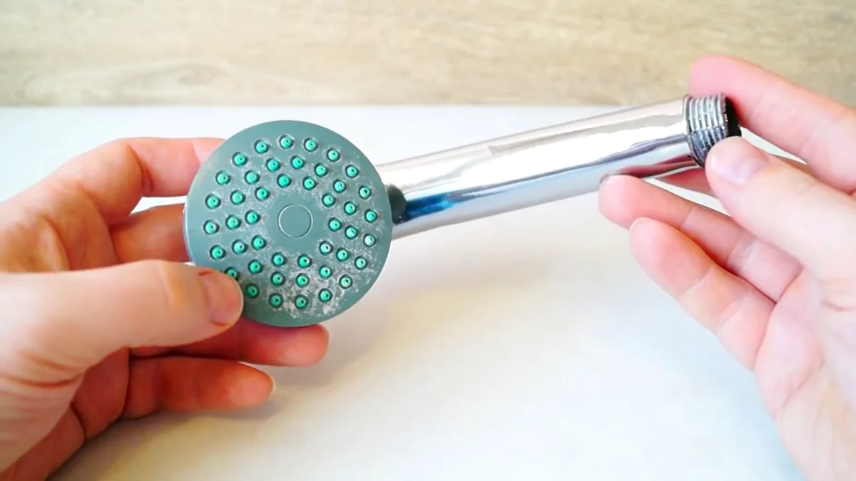 Jak vyčistit vodní kámen a usazeniny ze sprchové hlavice bez zbytečné námahy