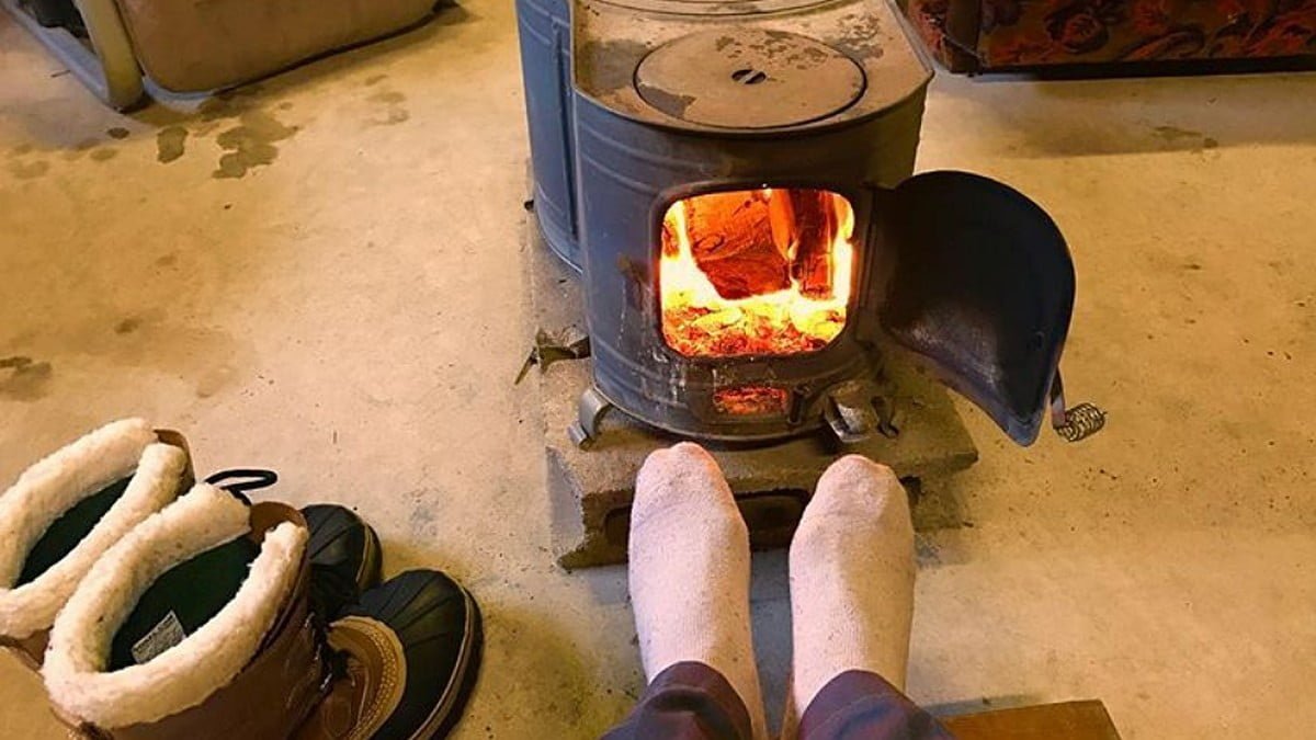 Jednoduché řešení levné zimy v Česku – raketová kamna spálí dřevo téměř beze zbytku