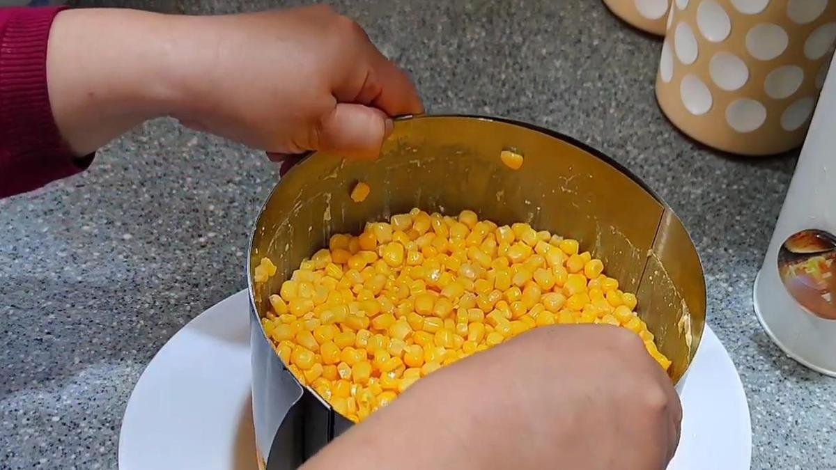 Tento vrstvený salát na Štědrý večer je můj trumf v rukávu Připravíš ho dvakrát rychleji než bramborový salát a chutná skvěle