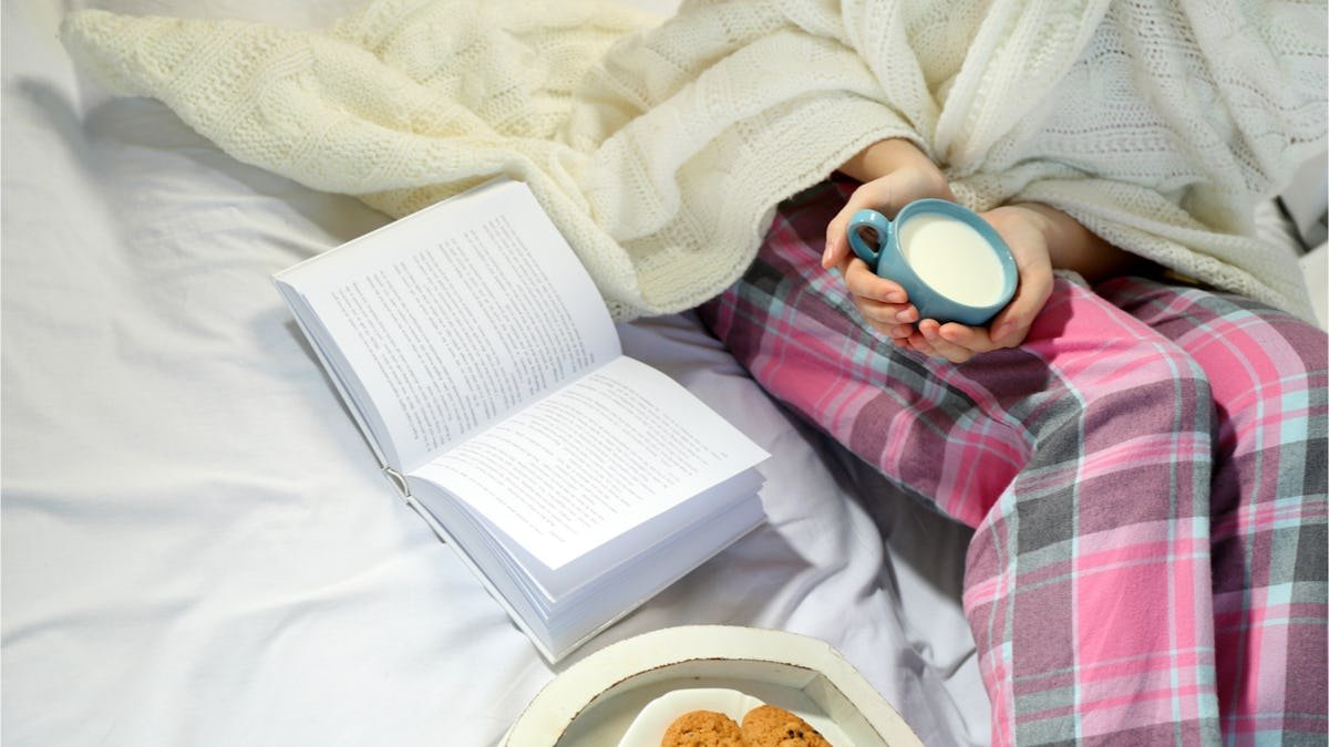 Zklidňuje a podporuje tvorbu melatoninu Proč je dobré pít večer teplé mléko