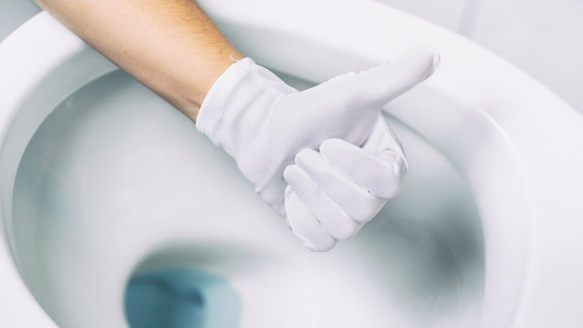 Co se stane, když na tlačítko vanové výpusti nalepíte lepicí pásku?