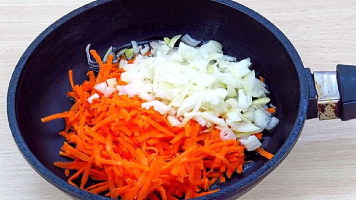 Co smažit jako první - cibuli nebo mrkev: jedno zlaté pravidlo dělá základ 10× chutnější