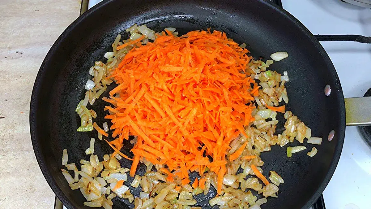 Co smažit jako první - cibuli nebo mrkev