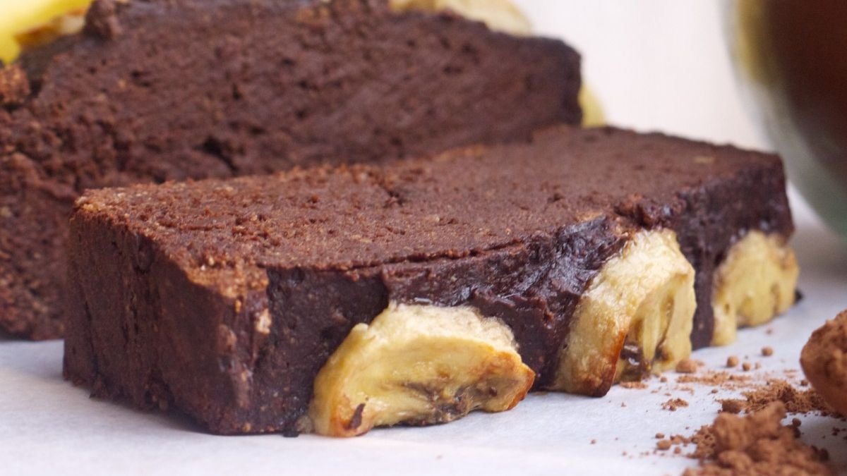 Čokoládový banánový chlebíček z mixéru měkký nadýchaný a vždy povedený