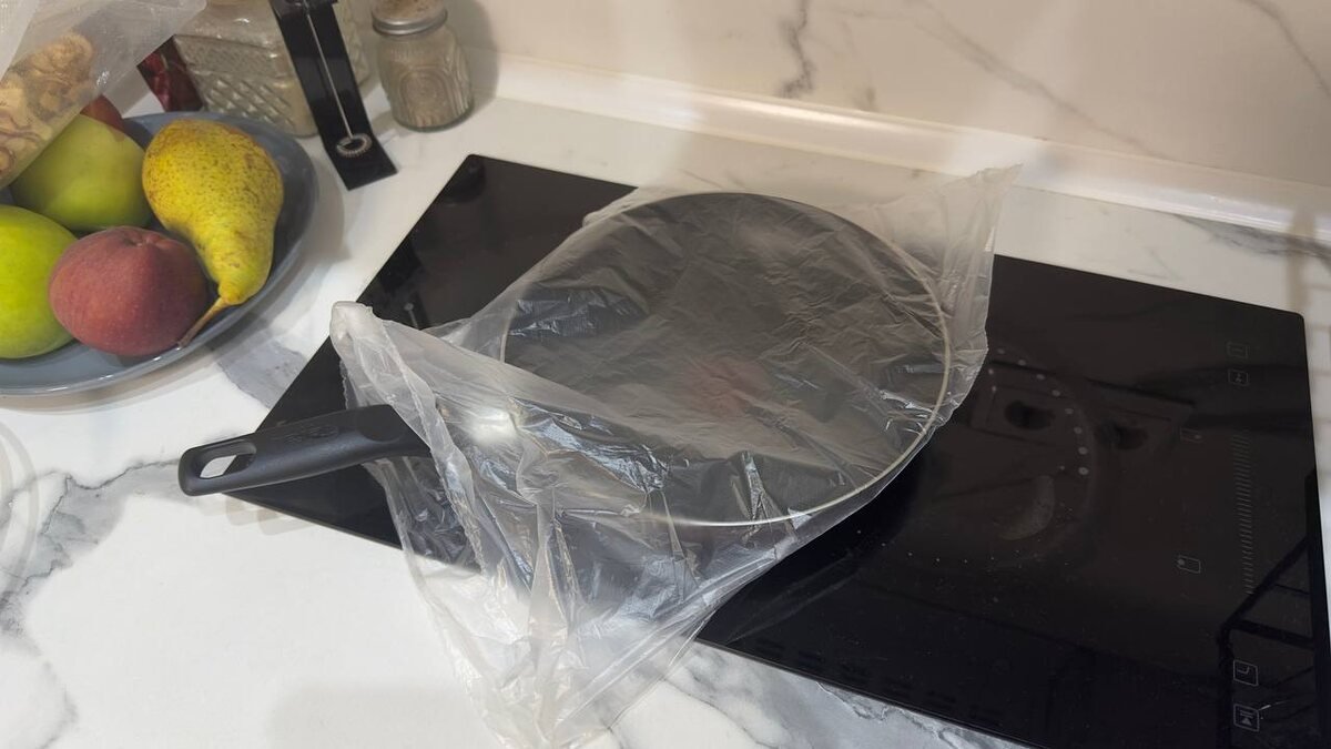 Dám pánev do igelitového sáčku, připálenina odletí během chvilky, už se nic nepřichytává – a já se kochám vlastním odrazem