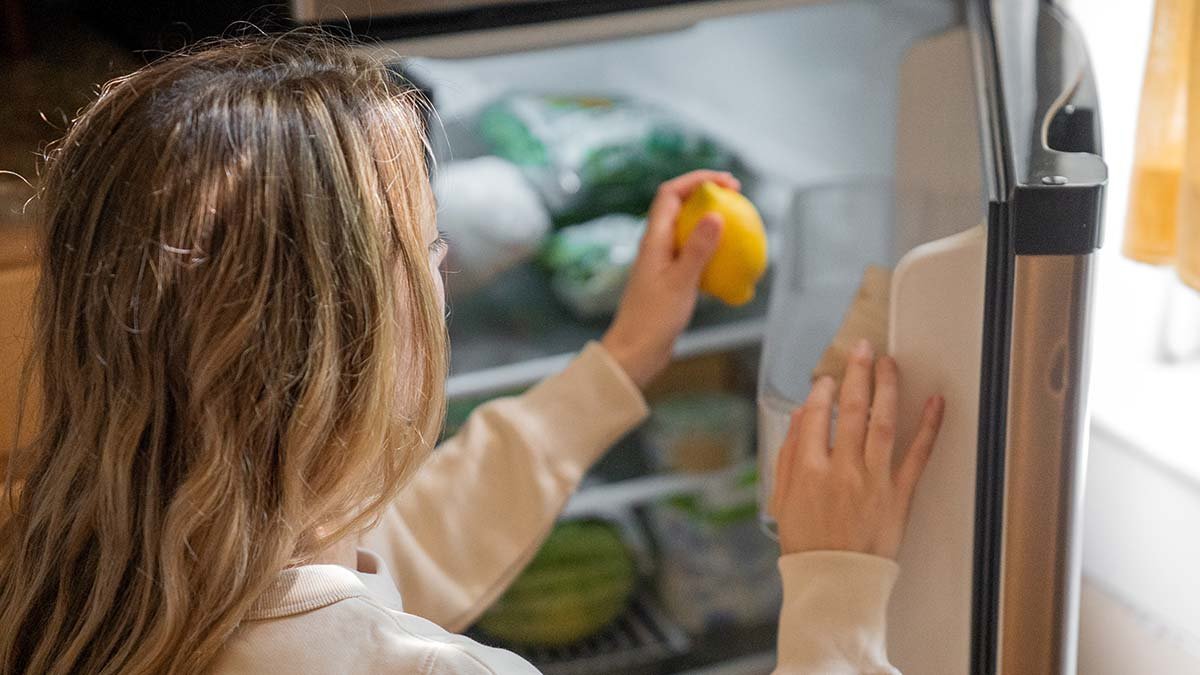 Zapomeňte na ocet! Zkušené hospodyňky doporučují používat „ingredience na pečení“ k čištění lednice — potom voní, jako byste měli úplně nový spotřebič