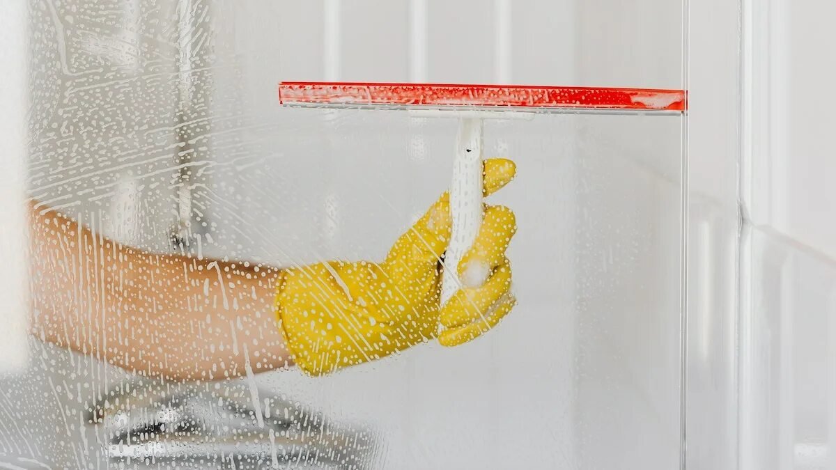 Sbohem, matné sklo: jak odstranit vodní kámen ze sprchové zástěny bez zbytečných starostí