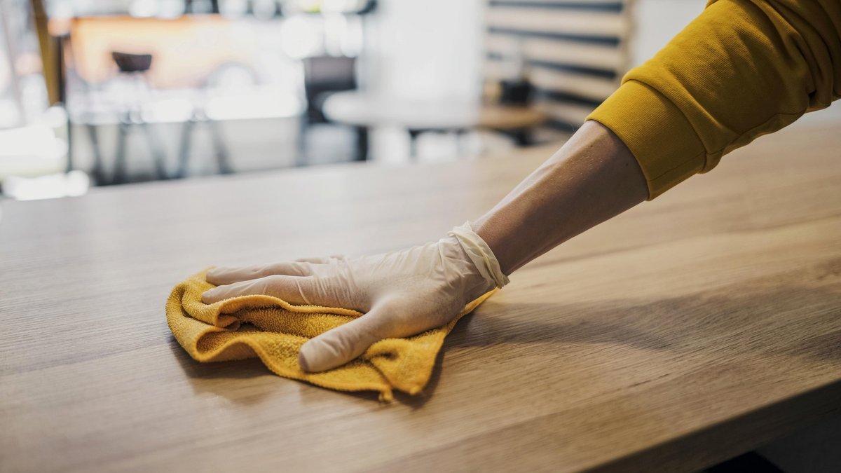 Hoteliéři používají tento postup, aby se prach znovu neusazoval na dřevě