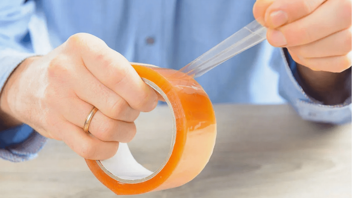 Expresní metody: jak odstranit lepicí pásku z nábytku bez poškození