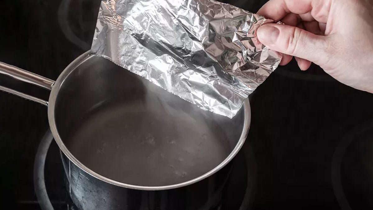 Hliníkovou fólii zalévám octem a o Vánocích i na Silvestra si svou vychytávku nemůžu vynachválit