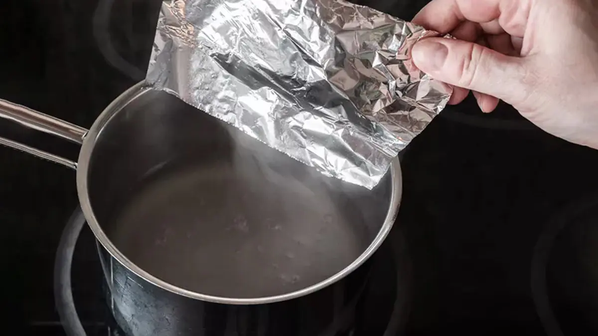 Hliníkovou fólii zalévám octem a o Vánocích i na Silvestra si svou vychytávku nemůžu vynachválit