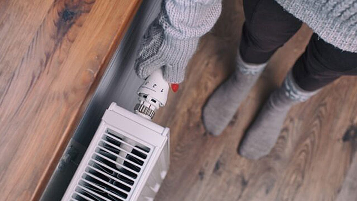 I když je topení zapnuté, v místnosti je zima! V takových chvílích byste neměli jen zvyšovat nastavenou teplotu…?