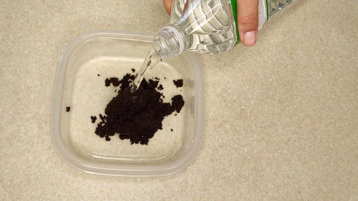 Ocet a kávová sedlina: nečekaný úklidový trik, který opravdu funguje