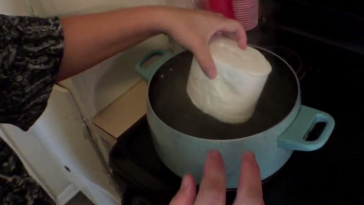 Zkuste nalít horkou vodu na roli toaletního papíru a výsledek může být až třikrát lepší než osvěžovač za zhruba 4 200 Kč