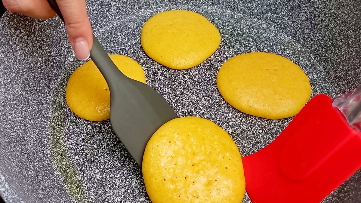 Upečeme zimní lívance s pečenou dýní a cuketou jako útulný recept na chladné dny