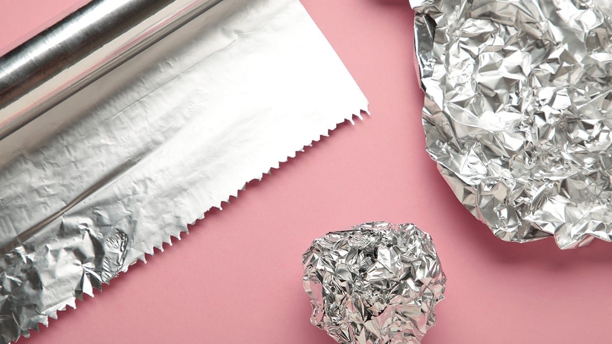 Použití alobalu v okenních vodicích lištách proč se doporučuje a k čemu slouží v Česku