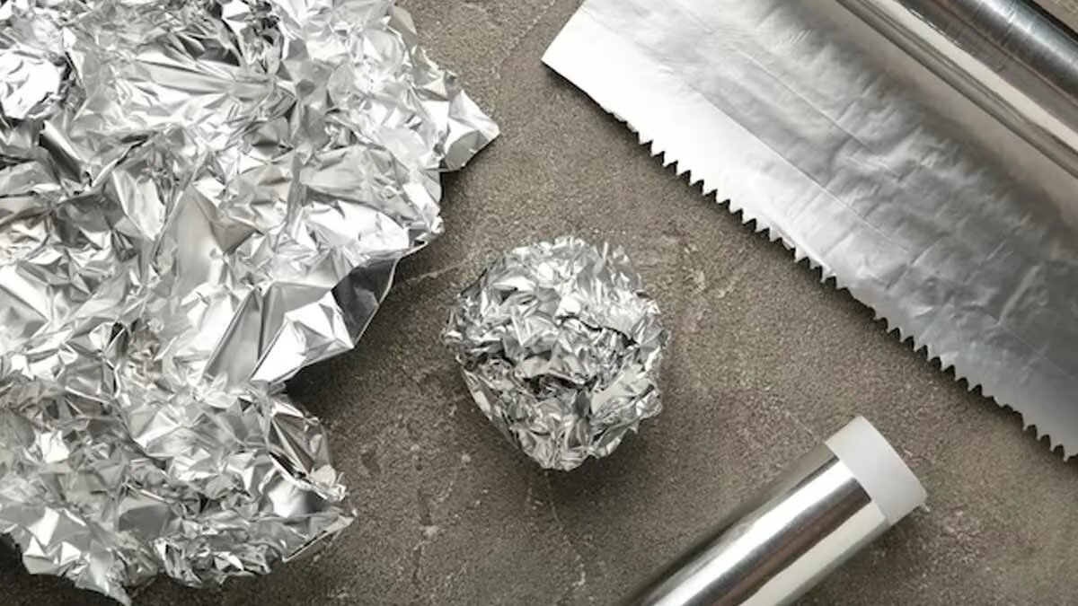 Architekti radí přilepit na zeď na pár dní kousek alobalu Když se objeví vlhkost je to první věc kterou má smysl udělat