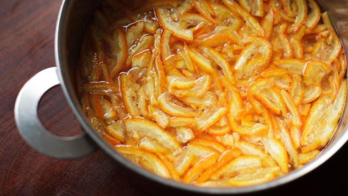 Místo vyhazování krájí obyvatelé chorvatského pobřeží kůru na proužky a vaří ji. V Česku ji můžete jíst jen tak nebo přidat do pečení