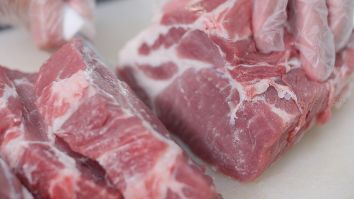 Krájím ji na plátky, okořením a dám do trouby. Tak připravuji rychlý oběd z vepřové krkovice