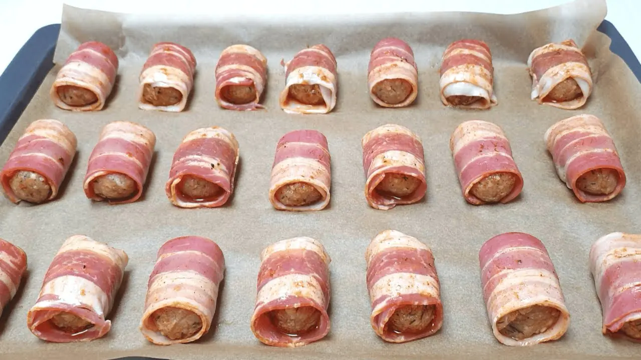 Nový rok bez složitých příloh. Entrecoty ve slanině se sušenými švestkami jsou jednoduché a přitom vypadají i voní jako z restaurace