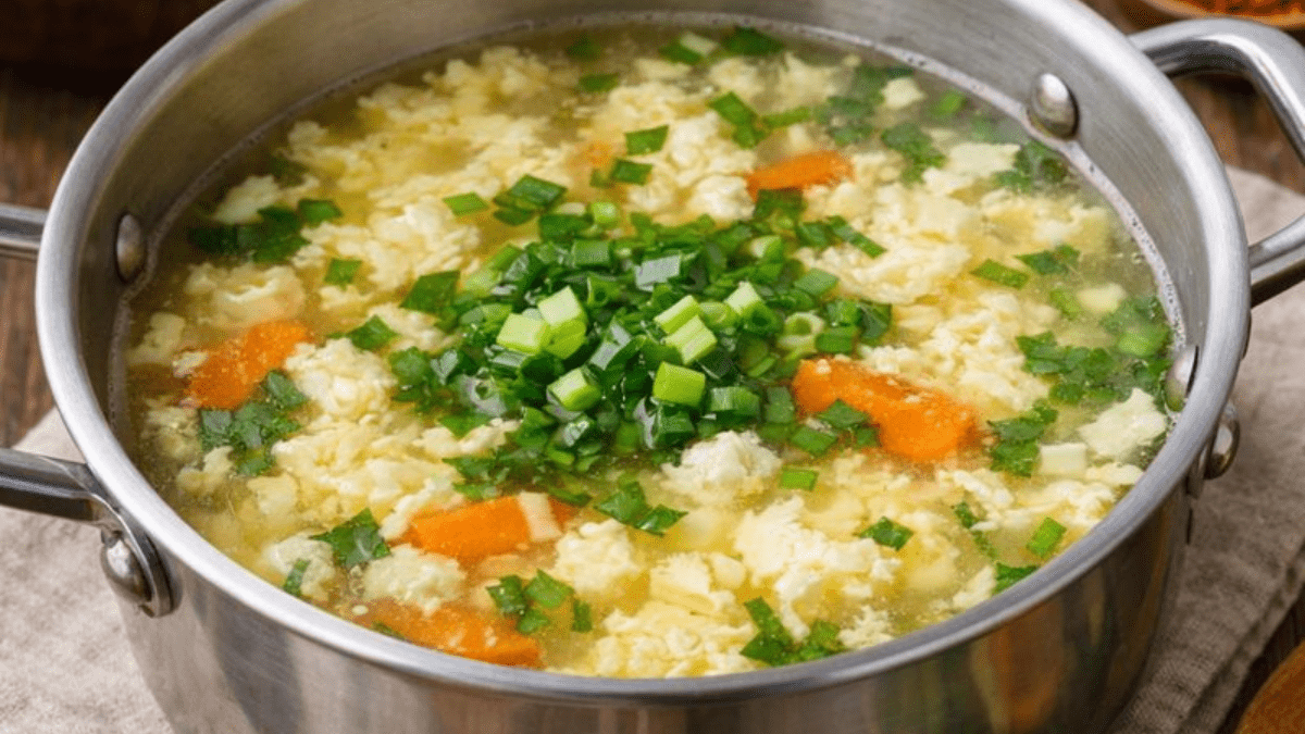 Jak uvařit jednoduchou, rychlou a chutnou vaječnou polévku jen z 5 ingrediencí