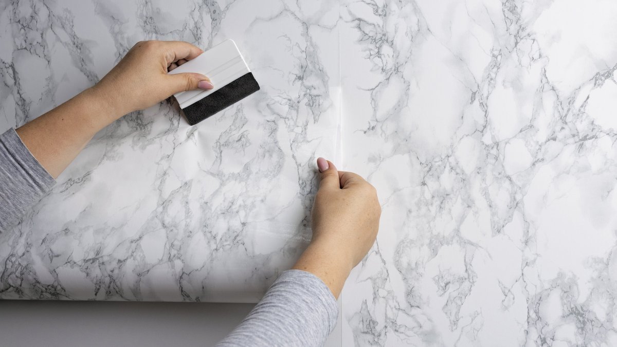 Papírové tapety už nejsou v kurzu: dnes si řemeslníci vybírají tento odolný materiál – lepí se rychle a vypadá draze