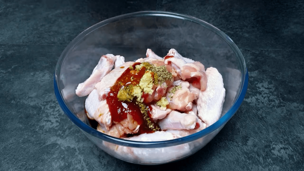 Jednoduchý a chutný recept hotový za méně než hodinu Kuřecí křidélka s jogurtem jsou skvělý nápad na oběd nebo večeři po česku