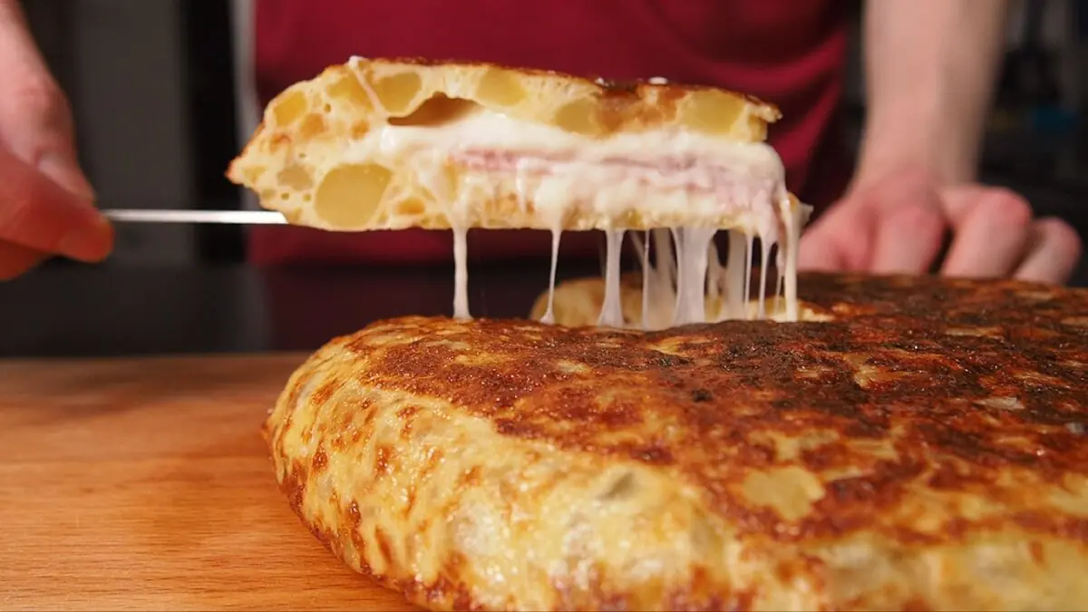 Jednoduchá varianta bez hnětení jak připravit bramborovou pizzu se sýrem a oblohou