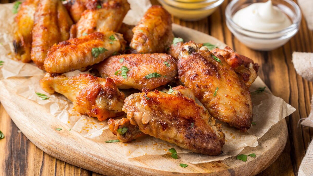 Jednoduchý a chutný recept hotový za méně než hodinu Kuřecí křidélka s jogurtem jsou skvělý nápad na oběd nebo večeři po česku