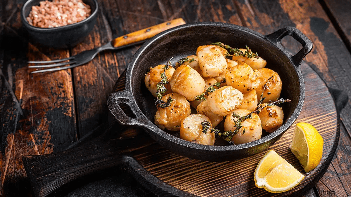 Jednoduchý trik šéfkuchařů pro dokonale opečené mušle svatého Jakuba