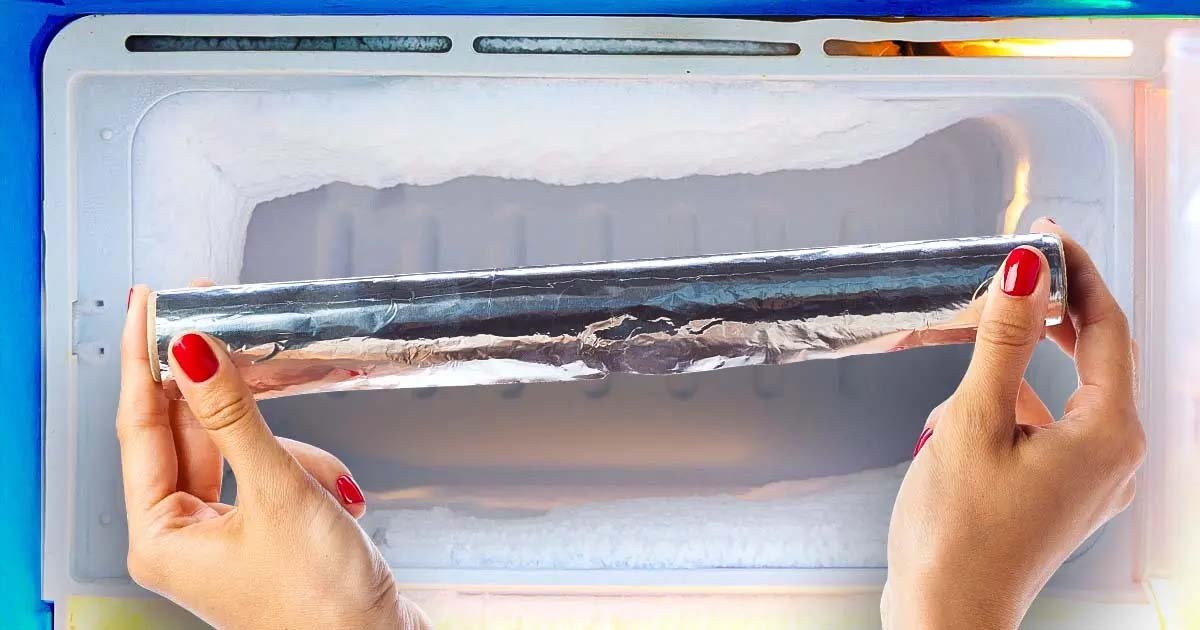 Jak použít hliníkovou fólii k odstranění ledu z mrazáku: tady je postup