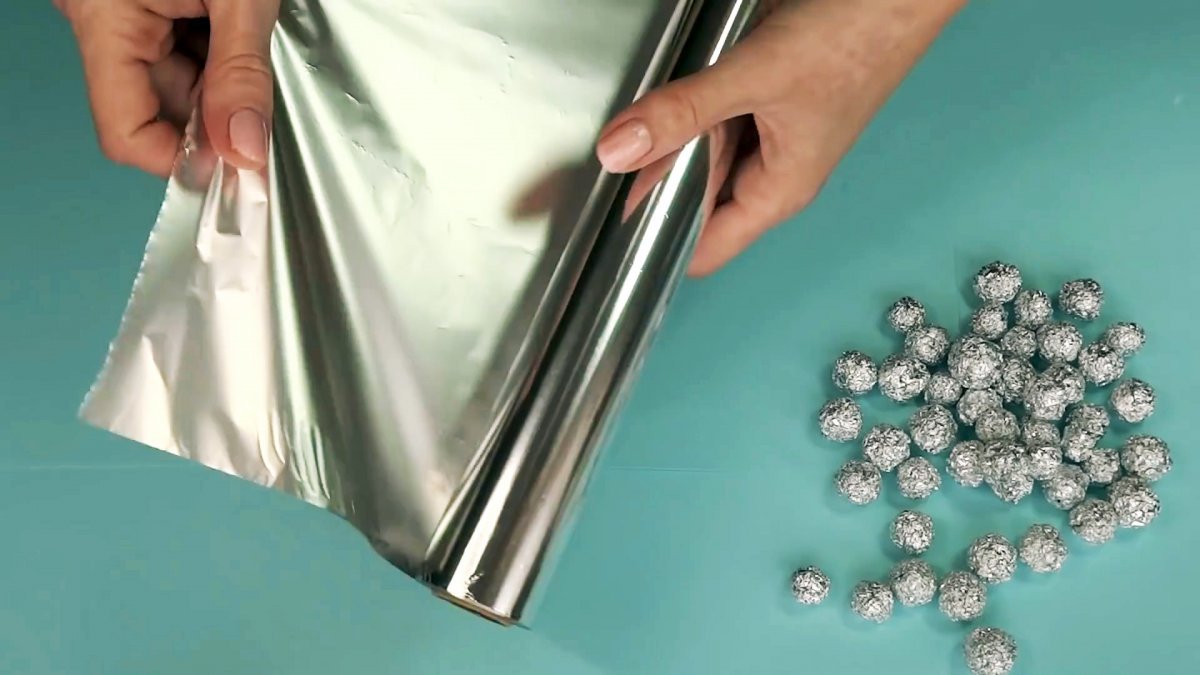 K čemu je dobré pověsit na balkon kuličku z alobalu podle odborníků