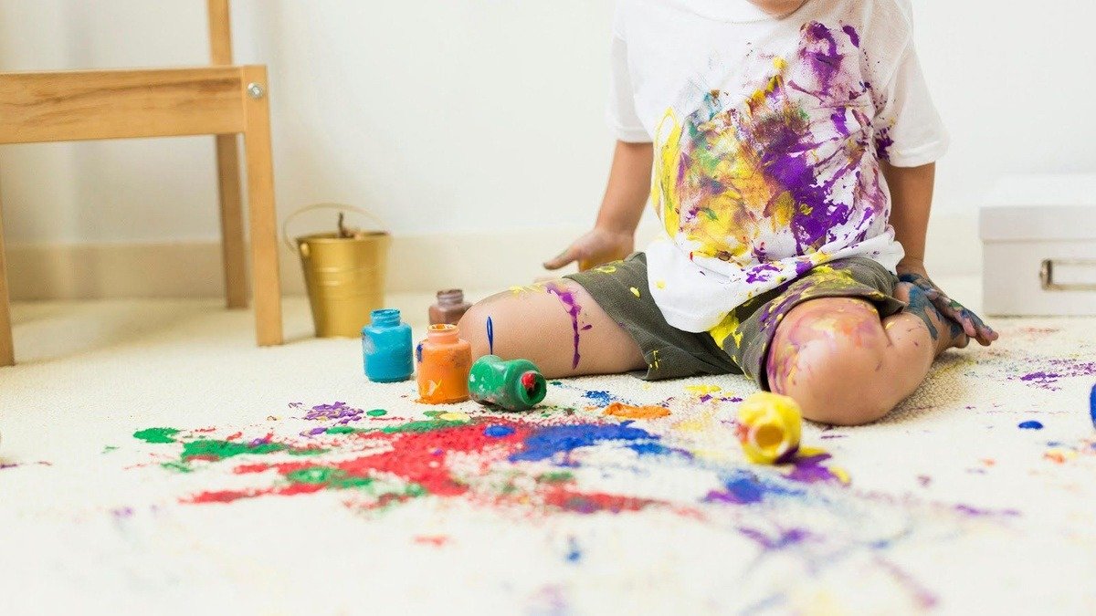 Bílá podlaha začala vypadat flekatě? Velmi jednoduchý způsob úklidu — a podlaha bude zase sněhově bílá