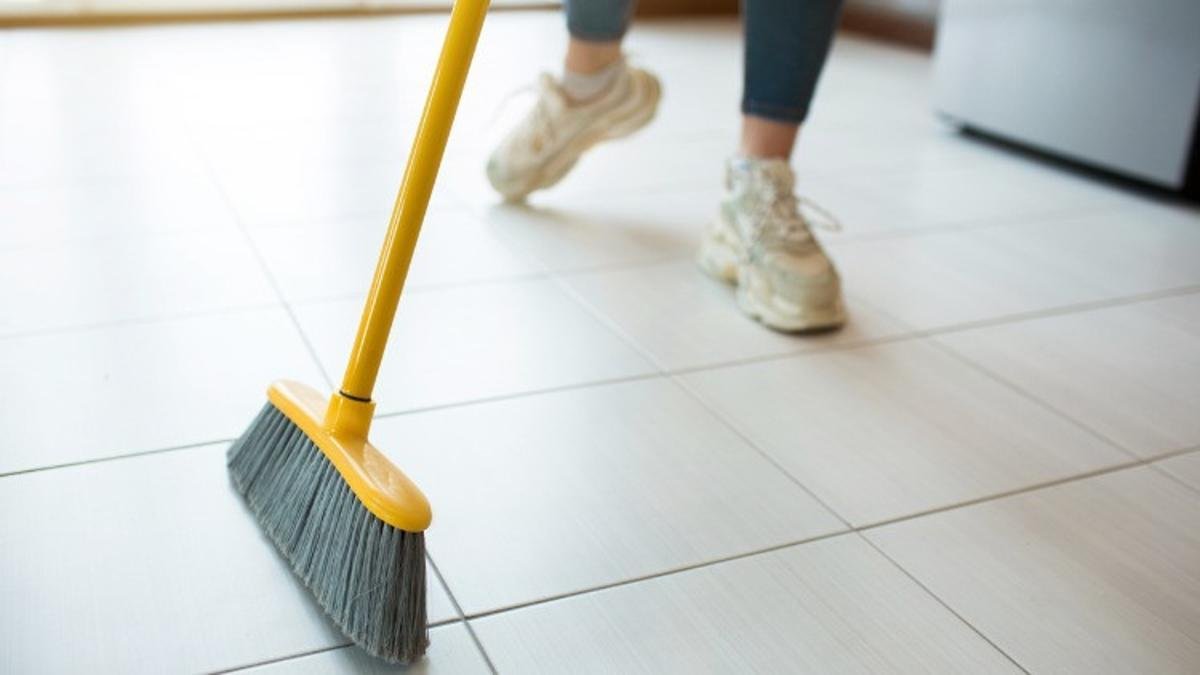 Bílá dlažba na podlaze začala vypadat zašpiněně? Velmi jednoduchý způsob čištění a dlažba bude znovu působit světlá a čistá