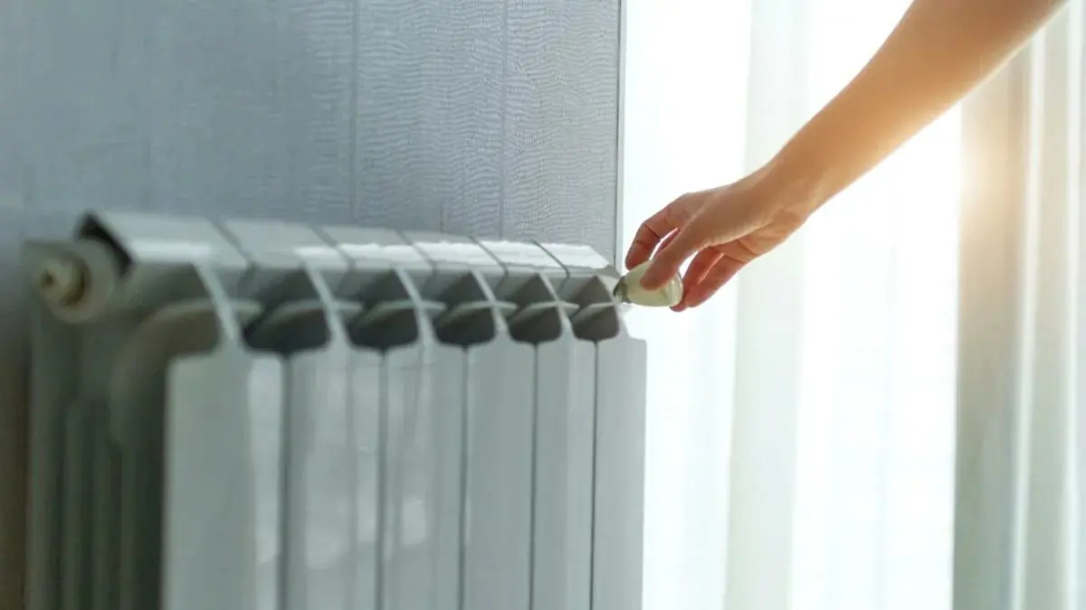 Radiátory pálí, ale doma je zima: tři skrytá místa v bytě, kudy teplo uniká ven