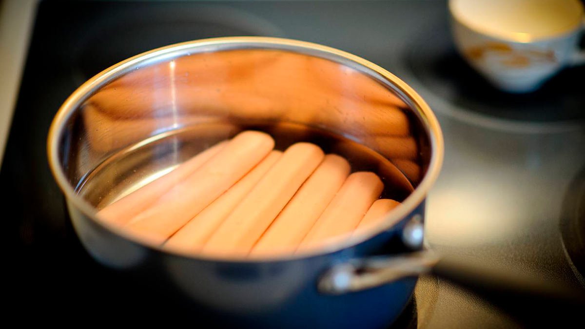 Kdy vhodit párky do vody? Makłowicz upozornil na častou chybu