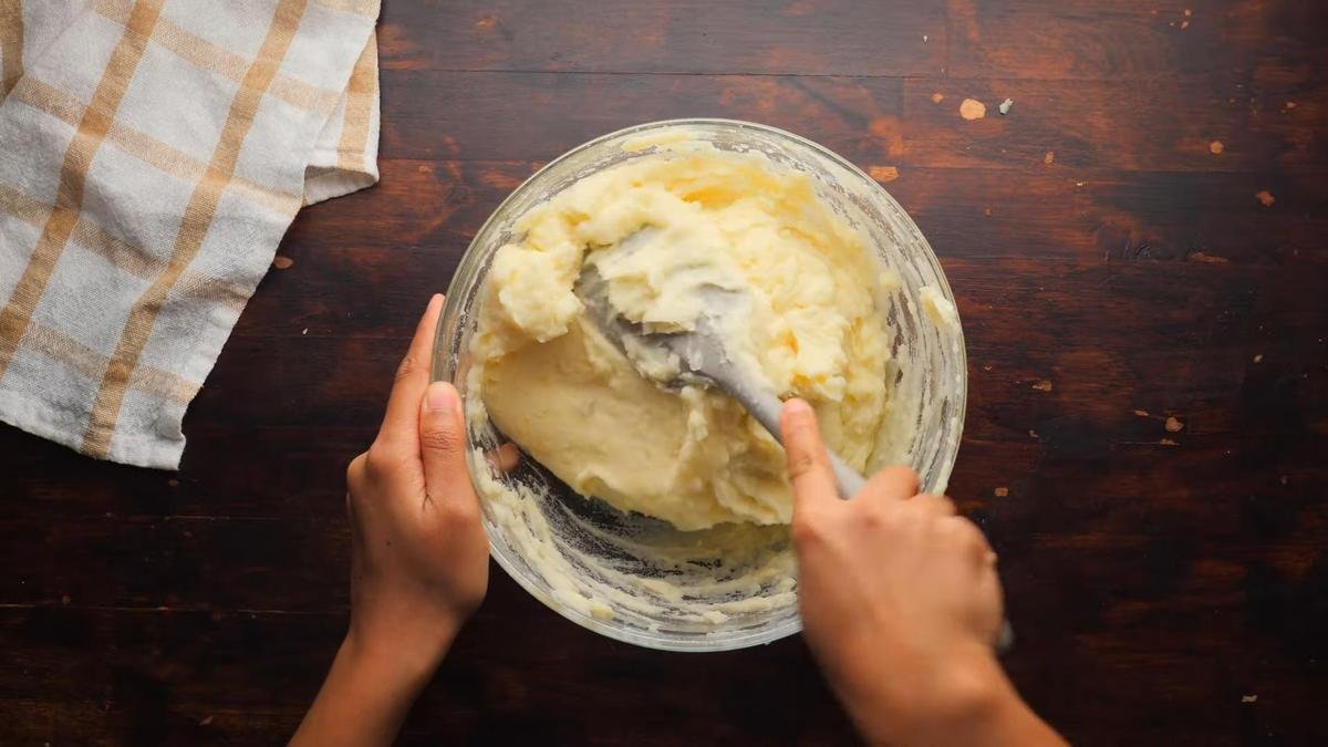 Nejkrémovější bramborová kaše se nedělá z mléka, ale ze 700 g brambor a 500 g másla