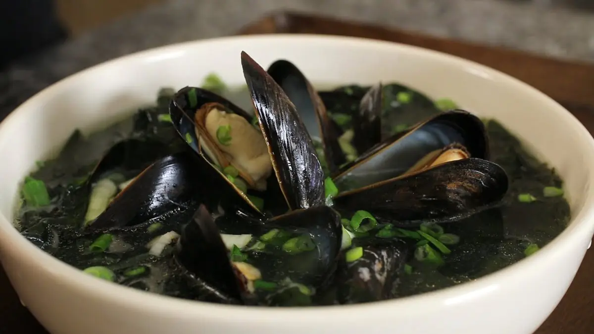 Korejská polévka z mořských řas (miyeokguk): tři suroviny lepší než hovězí. Na 3. místě mušle, na 2. místě sušený pollak a na 1. místě je „tato surovina“