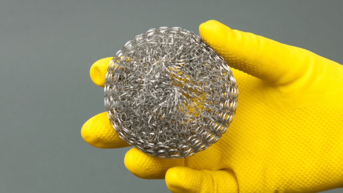 Kovová drátěnka není jen na mytí nádobí: praktické tipy do domácnosti, kuchyně i na chalupu