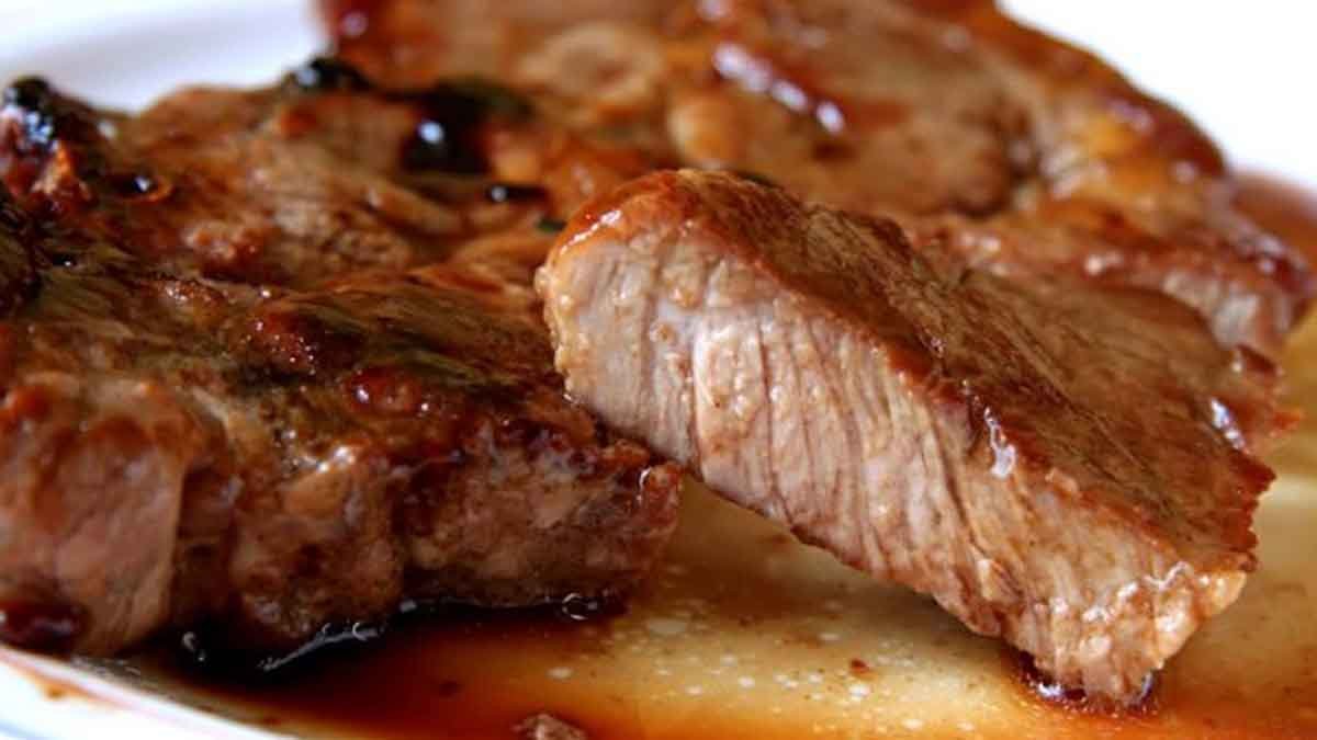 Krájím ji na plátky, okořením a dám do trouby. Tak připravuji rychlý oběd z vepřové krkovice